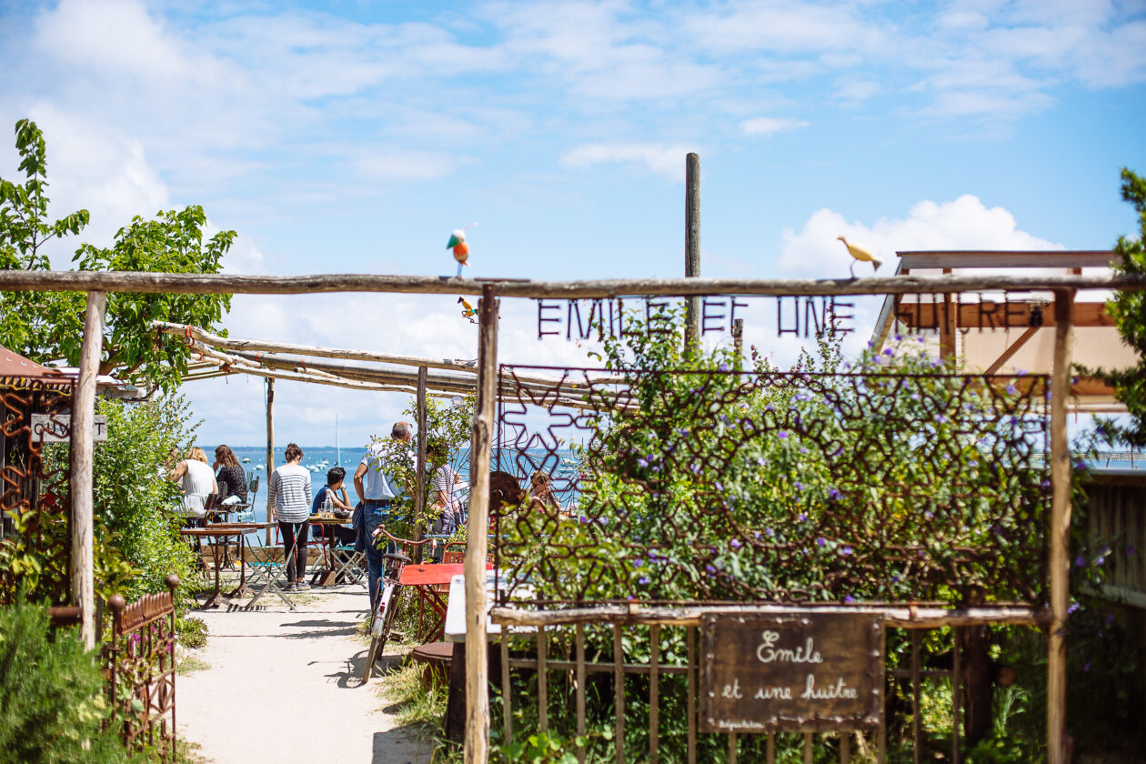 Restaurants, cabanes à huitres au bord du bassin à l'Herbe.