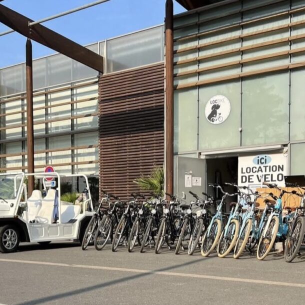 Une rangée de vélos garés devant un magasin local à Claouey, à Lège-Cap Ferret, sur le Bassin d’Arcachon.