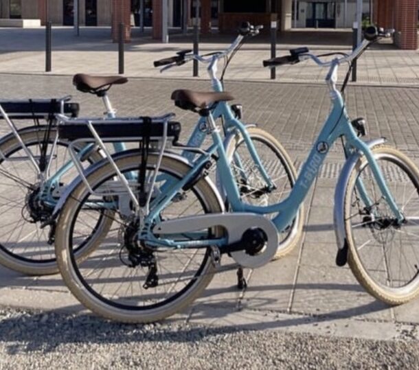 Deux vélos électriques sur un bord de rue.