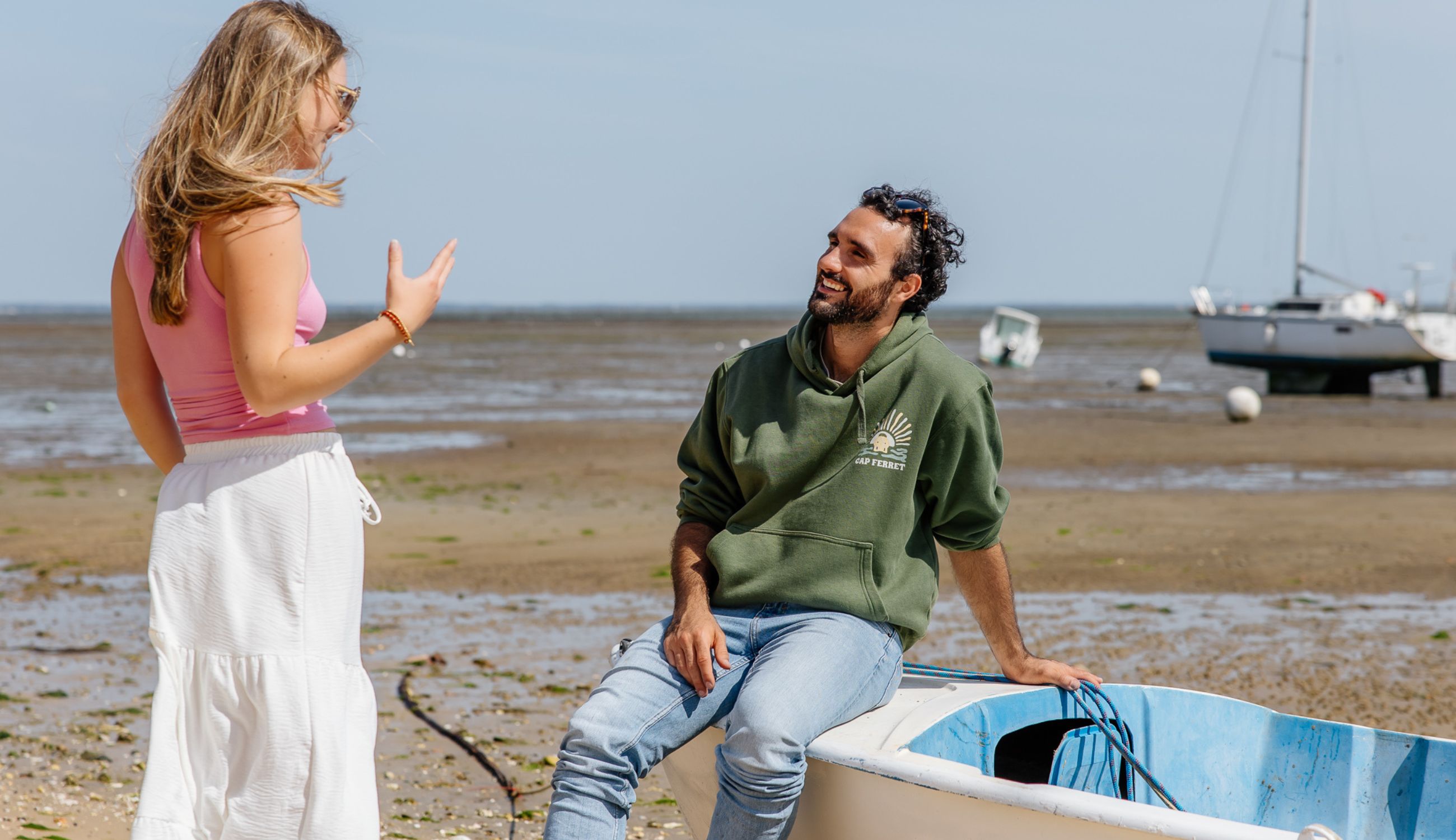 Une discussion passionnée face au Bassin : un plaisir de Lège-Cap Ferret !