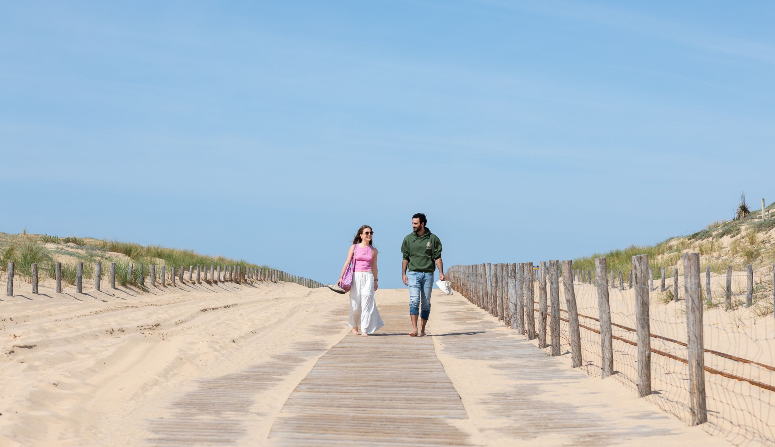 On se balade côte à côte sur les plages de Lège-Cap Ferret